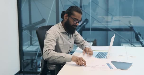 Момент Розчарування Індійський Підприємець Викидає Документ Його Дії Символізують Емоційні — стокове відео
