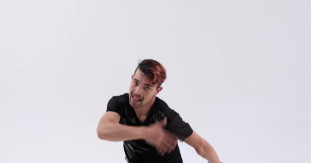 Ein Dynamischer Mann Zeigt Energisch Seine Tänzerischen Fähigkeiten Vor Einem — Stockvideo