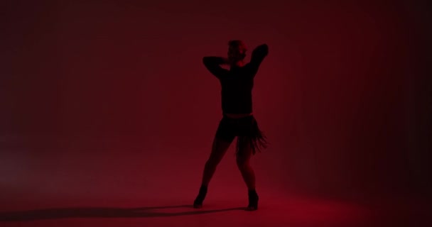남자의 실루엣은 빨간색 배경에 스타일을 보여줍니다 표현적이고 역동적 움직임은 시각적으로 — 비디오