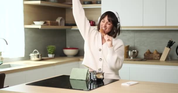 Una Enérgica Mujer Caucásica Con Auriculares Cocineros Canta Alegremente Cocina — Vídeos de Stock