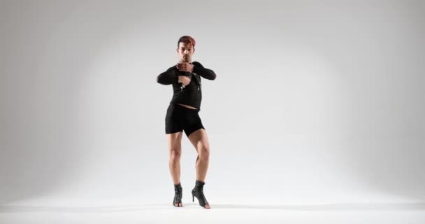Кавказский Танцор Одетый Шорты Украшенный Яркими Украшениями Демонстрирует Свои Танцевальные — стоковое видео