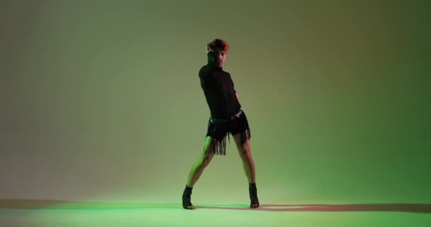 Skilled Dancer Caucasian Descent Mesmerizes Voguing Performance Vibrant Green Backdrop — Stock Video