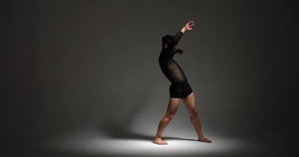 Doświadczony Zawodowy Tancerz Prezentuje Swoje Wyjątkowe Umiejętności Finezją Stonowanym Szarym — Wideo stockowe
