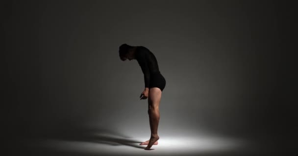Dançarino Profissional Herança Caucasiana Mostra Suas Habilidades Excepcionais Com Precisão — Vídeo de Stock