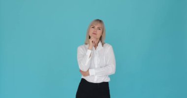 Dalgın kadın, sakin mavi bir arka planda parlak bir fikre sahip olarak tasvir ediliyor. Düşünceli ifadesi ve kafasının üstündeki ampul ilham anını sembolize ediyor..