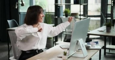 Neşeli bir Kafkasyalı kadın girişimci mutluluğunu zapt edemez ve ofis masasında otururken dans etmeye başlar. Onun canlı dansı onun coşkusunu yansıtır..