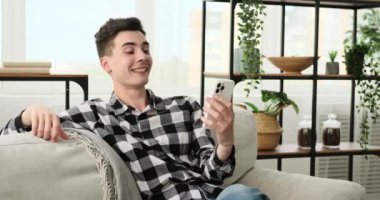 Gerçek bir kahkahayla, bir adam arkadaşlarıyla görüntülü konuşma yapar. Ekran paylaşılan mutluluğa bir pencere haline gelir, yoldaşlığı ve aralarındaki bağlantıyı vurgular.