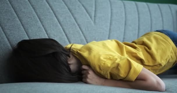 Băiat Obosit Găsește Odihnă Canapea Dormind Liniștit Somnul Său Liniștit — Videoclip de stoc