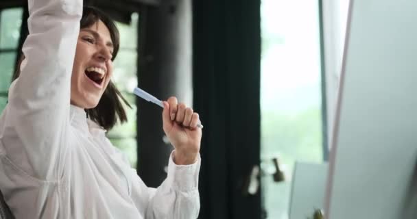 Жінка Менеджер Демонструє Свою Творчість Використовуючи Ручку Імпровізований Мікрофон Радісно — стокове відео