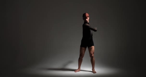 Energický Tanečník Bělošského Původu Vyzařuje Nadšení Když Tančí Šortkách Jemném — Stock video