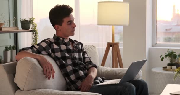 Сидячи Дивані Молодий Підприємець Ноутбук Перед Ним Випускає Позіхання Момент — стокове відео