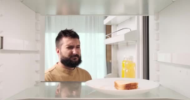 Hombre Después Fiesta Hace Descubrimiento Inesperado Pan Rancio Refrigerador Reacción — Vídeos de Stock