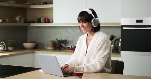 Smiling Caucasian Woman Efficiently Works Her Laptop Kitchen Her Cheerful — Stock Video