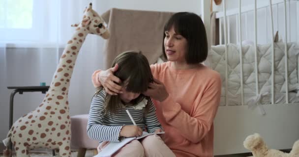 Przytulnym Pokoju Dziecięcym Matka Jej Córka Dzielą Sobą Wyjątkowe Chwile — Wideo stockowe