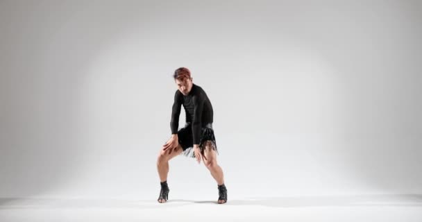 Una Bailarina Equilibrada Decidida Herencia Caucásica Sube Escenario Con Tacones — Vídeos de Stock