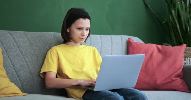 Écolier Assidu Assoit Sur Canapé Absorbé Par Son Ordinateur Portable — Video