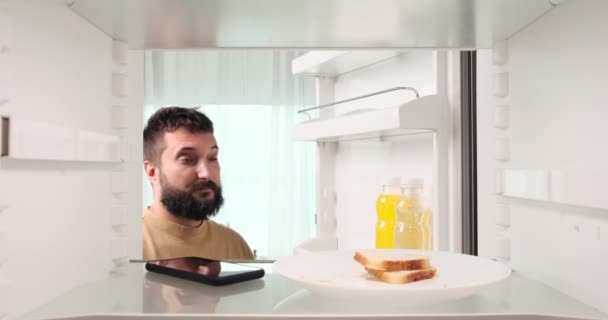 Şaşırmış Bir Beyaz Adam Belki Canlı Bir Partiden Sonra Buzdolabını — Stok video