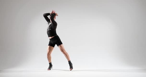 Ein Selbstbewusster Mann Tanzt Anmutig High Heels Vor Reinem Weißen — Stockvideo