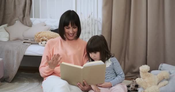 Barnrummets Mysiga Gränder Läser Kärleksfull Mor Bok För Sin Dotter — Stockvideo
