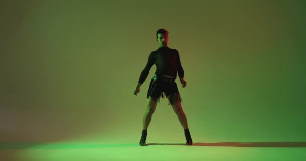 Vivid Energetic Dancer Caucasian Descent Delivers Electrifying Performance Vibrant Green — Stock Video