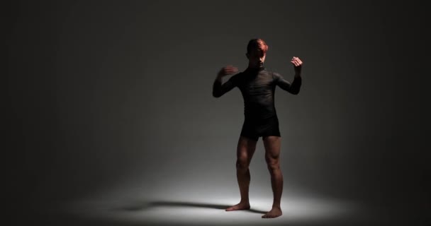 Şort Giymiş Bir Adam Tarafsız Gri Bir Arkaplana Karşı Büyüleyici — Stok video