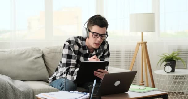 Elmerülve Egy Online Leckében Diák Aktívan Részt Vesz Laptopján Miközben — Stock videók
