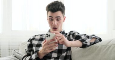 Telefonunu tutarken inanılmaz bir haber alan bir adamın gözleri inançsızlıkla dalıyor. Sahne, beklenmedik olumlu gelişmelerle gelen şok ve sevinç karışımını yakalıyor..