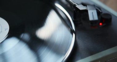 Hassas kadın elleri vinil plak çaları ustalıkla çalıştırıyor. Oyuncunun dokunduğu an nostaljiyi çağrıştırıyor ve müziğin analog dünyasına derin bir saygı duyuyor..