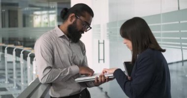 Ofisin koridorunda, Hintli bir işadamı ve Kafkasyalı bir iş kadını sohbet ediyorlar. Diyalogları kültürler arası iletişimin değerini gösteriyor, fikir alışverişinde bulundukları için..