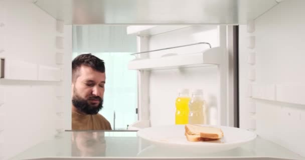 Мужчина Явно Страдающий Похмелья Открывает Холодильник Тянется Бутылкой Воды Потребность — стоковое видео