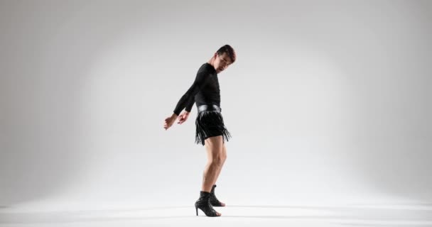 Een Getalenteerde Danser Van Blanke Afkomst Brengt Kunst Van Het — Stockvideo