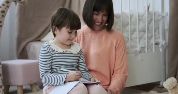 Der Liebevollen Umgebung Des Kinderzimmers Verbringen Eine Mutter Und Ihre — Stockvideo