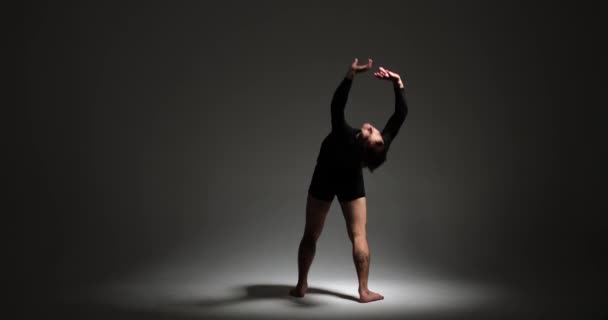 一位来自高加索的舞蹈演员在戏剧性的灯光下表演了迷人的表演 他们自信的舞步创造了一个视觉上引人注目 感情上充满激情的奇观 — 图库视频影像