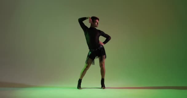 Elegante Ballerino Origine Caucasica Muove Con Grazia Ritmo Della Musica — Video Stock