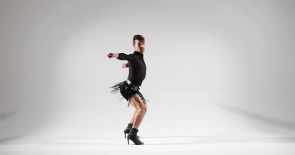 Танцовщица Кавказского Происхождения Уверенно Демонстрирует Свои Навыки Надевая Высокие Каблуки — стоковое видео