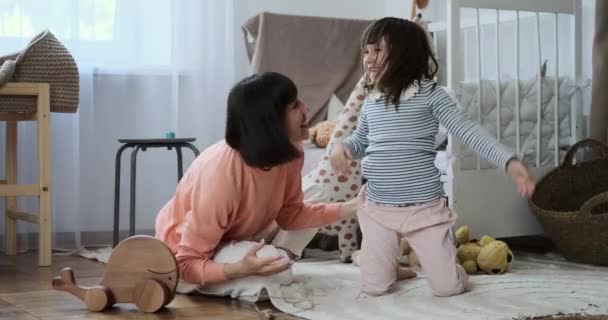 Knusse Kinderkamer Omarmt Een Liefhebbende Moeder Haar Dochter Teder Grond — Stockvideo