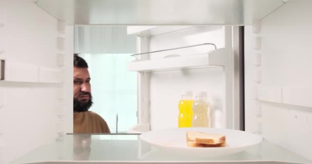 Melancólico Caucásico Busca Vano Refrigerador Descubriendo Que Queda Nada Después — Vídeos de Stock