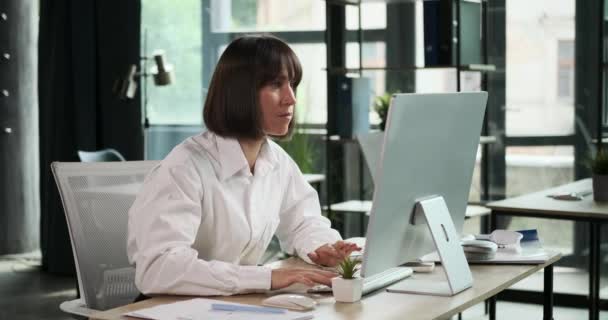 一个不高兴的女人在办公室的电脑上工作时遇到挫折时 会表示很沮丧 她的情绪反映出她在工作中遇到的困难和挑战 — 图库视频影像