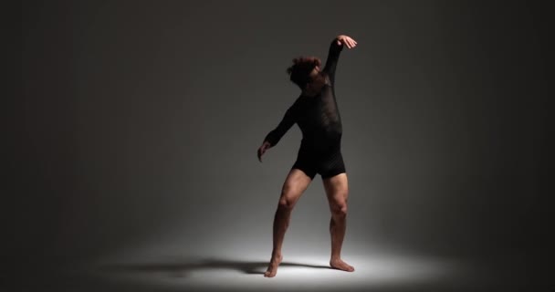 Сговорчивый Человек Кавказского Происхождения Демонстрирует Свое Танцевальное Мастерство Артистизмом Разгар — стоковое видео