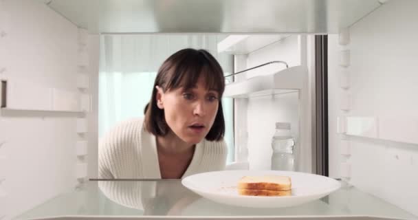 Een Ontevreden Blanke Vrouw Reikt Koelkast Pakt Een Droge Sandwich — Stockvideo