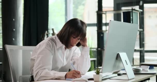 Kadın Ofis Çalışanı Görevleri Yüzünden Açıkça Zorlanıyor Kaşları Yoğun Bir — Stok video