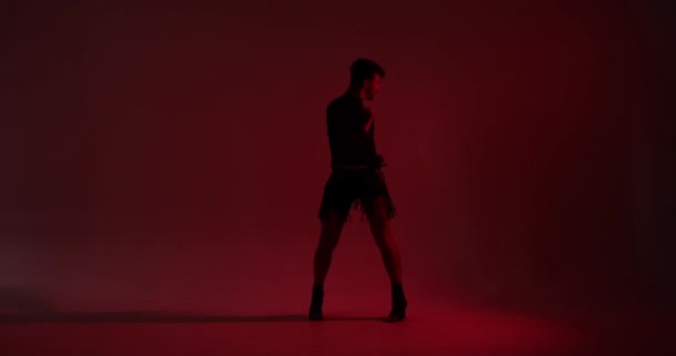 Působivá Silueta Bělošské Tanečnice Elegantně Pohybuje Okouzlujícím Červeném Světle Jejich — Stock video