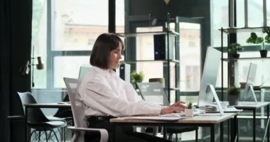 Sevinçli bir kadın girişimci başarılı bir iş anlaşmasını kutlarken mutluluk ve heyecan yayıyor. Işıl ışıl gülüşü ve coşkulu jestleri coşkusunu yansıtıyor..