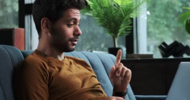 Ayrıntılı yakın plan portre, müzik dinlemeye dalmış, kulaklık takan Orta Doğulu bir adamı çekiyor. Yüzdeki odaklanmış ifade melodilere dalmayı gösterir..