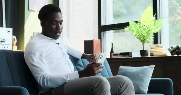 Homme Noir Positif Optimiste Est Engagé Dans Appel Vidéo Téléphone — Video