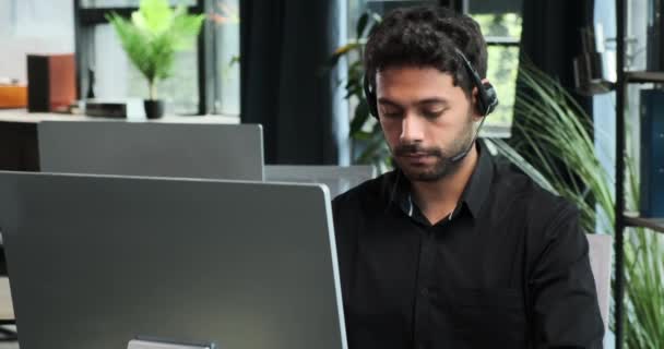 中東のオフィスの専門家は コンピュータ上で生産的な作業コールに従事しています 焦点を当てた Demeanor によって 彼らはビジネスコミュニケーションの複雑さをナビゲートし プロフェッショナリズムを確保します — ストック動画