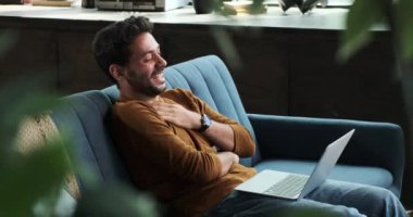 Adam oturma odasındaki oyun sahasını kullanarak oyun oynamaktan zevk alıyor. Sanal dünyadaki konsantrasyonu ve heyecanı ilgi çekici ve eğlenceli bir oyun deneyimi yaratıyor..