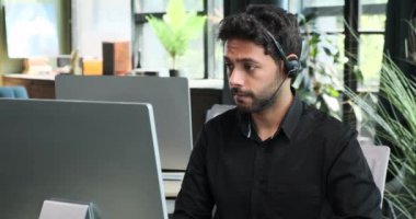 Ortadoğulu işadamı, bilgisayardan üzücü haberler gelmesinden duyduğu hayal kırıklığını ve hayal kırıklığını dile getiriyor. Duygusal tepkisi bu bilginin etkisinin altını çiziyor..