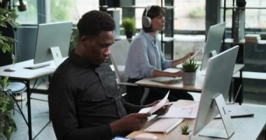 Çağdaş bir ofis ortamındaki yöneticiler çok sıkı çalışıyor, işbirliği yapıyor ve sorumlulukları verimli bir şekilde yerine getiriyorlar. Gösterişli ve modern ofis alanı profesyonelliği yansıtıyor..