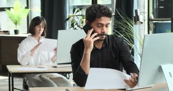 Der Manager Aus Dem Nahen Osten Führt Während Eines Telefonats — Stockvideo